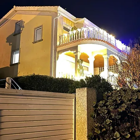 Holibai, Serenidade, Escapada Navidena De Lujo Frente Al Mar Con Privado Y Cerca De Magicas Luces De Vigo *